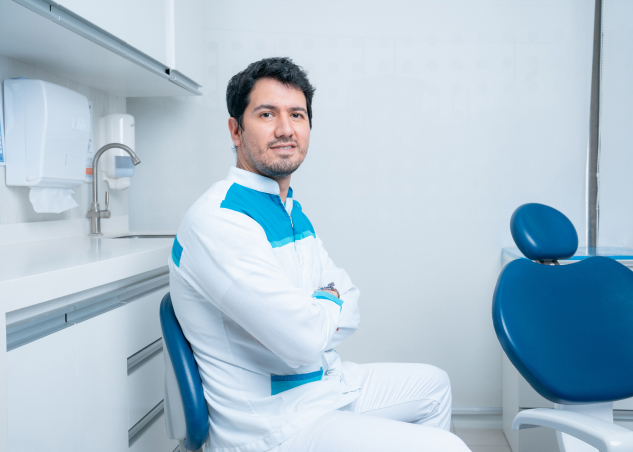 Dentista especialista con uniforme en consultorio dental
