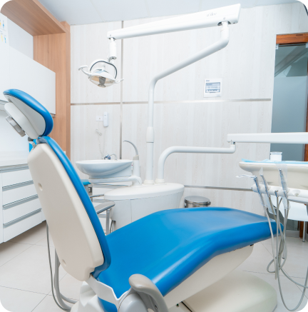 Silla odontologica celeste en clinica dental blanca